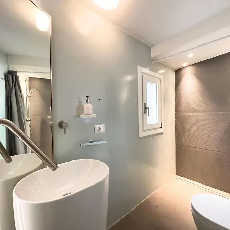 Luxury House & Secret Garden - Strategic Location, 100m To Metro B